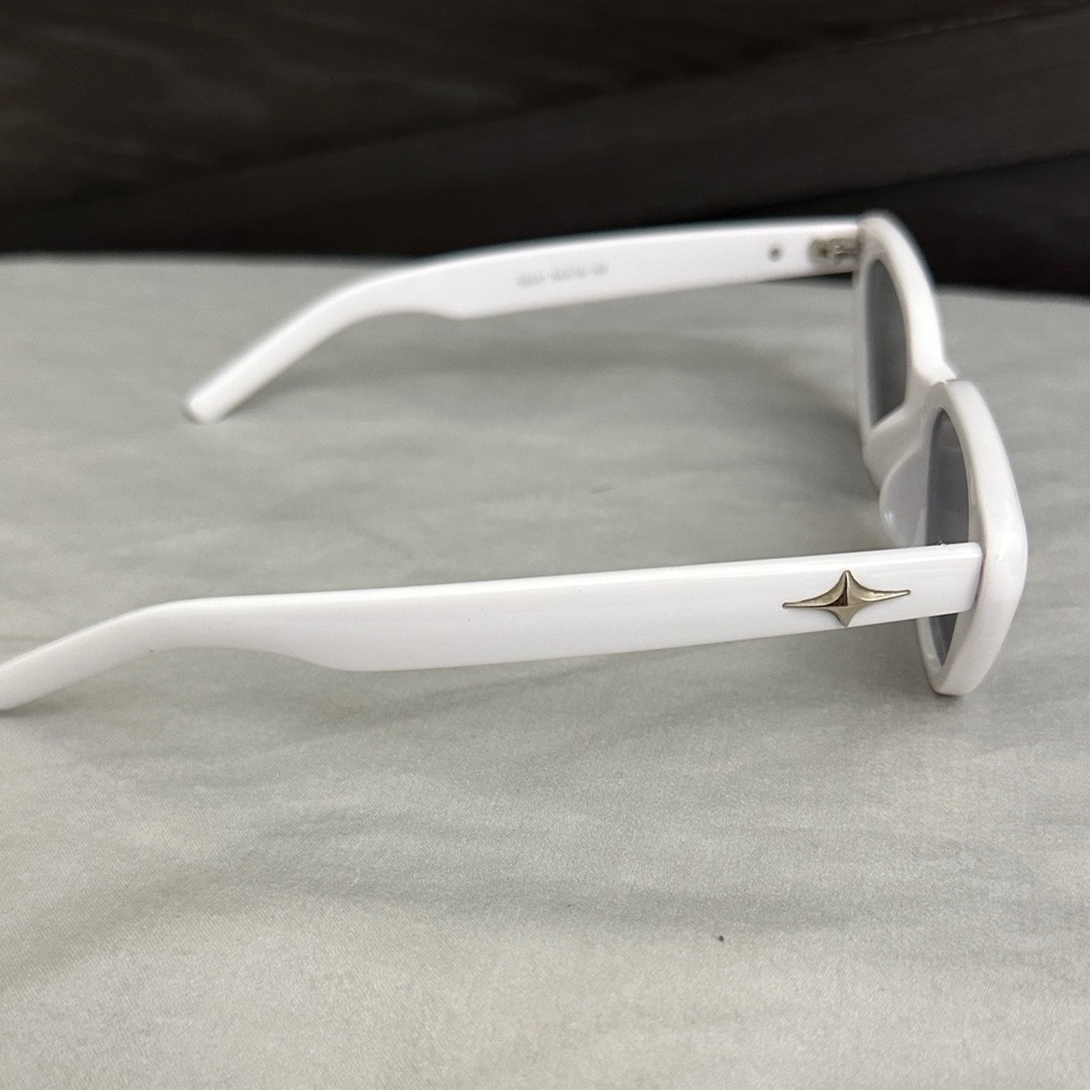 Chic White Cat-Eye Sunglasses - Picture 2 of 2